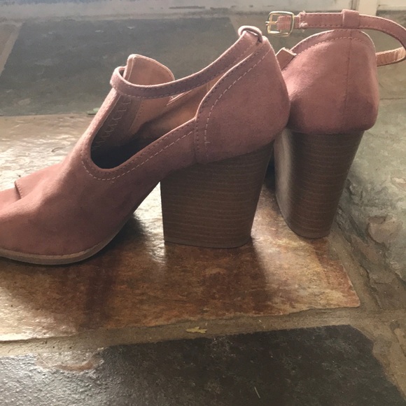 Peep toe heeled shoes - Picture 2 of 3